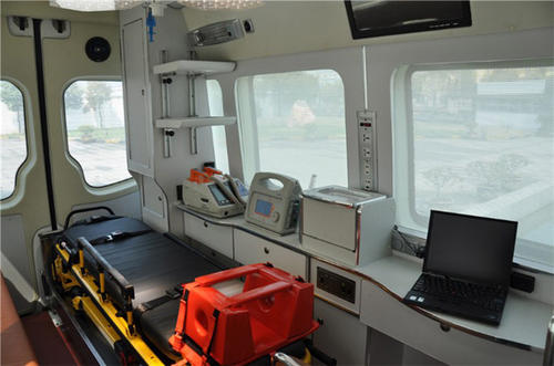 个旧市救护车内部